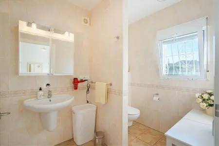 VILLA BUSOT, Séjour ensoleillé au bord de la piscine à Busot - Photo 29