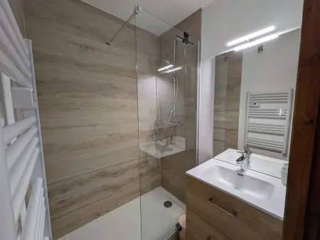 Appartement 4 pers., village, proche pistes, piscine l'été, commerces à pied - Photo 5