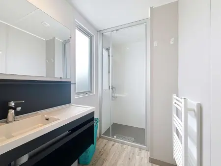 Mobil-home Grand Confort 4 pers, 2 chambres, 1 sdb, clim, terrasse & parking, à 200m de la plage - Photo 9