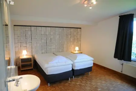 BIBLIOTHÈQUE, Bungalow à Noiseux avec Bain à Bois - Photo 10
