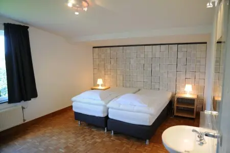 BIBLIOTHÈQUE, Bungalow à Noiseux avec Bain à Bois - Photo 12