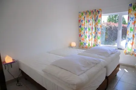 BIBLIOTHÈQUE, Bungalow à Noiseux avec Bain à Bois - Photo 13