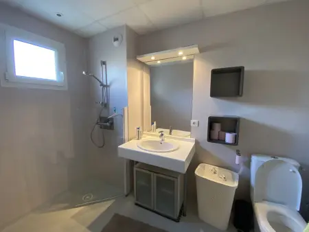 Appartement en rez-de-jardin à 100m de la plage avec terrasse et parking - Photo 9