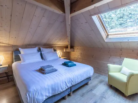 Luxe et détente : Lodge avec SPA privatif et accès piscine, golf, et aire de jeux. - Photo 12