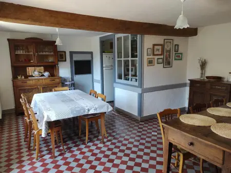 Gîte de 132 m² avec cheminée et jardin à Renaison - Photo 2