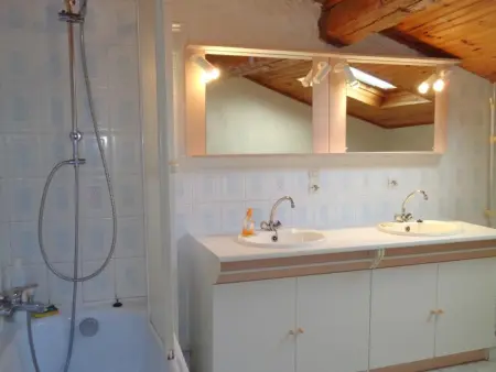 Gîte de 132 m² avec cheminée et jardin à Renaison - Photo 10