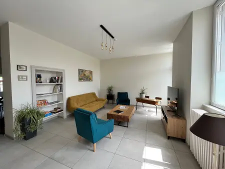 École rénovée avec terrasse, 3 chambres, draps, ménage et chauffage inclus - Photo 1