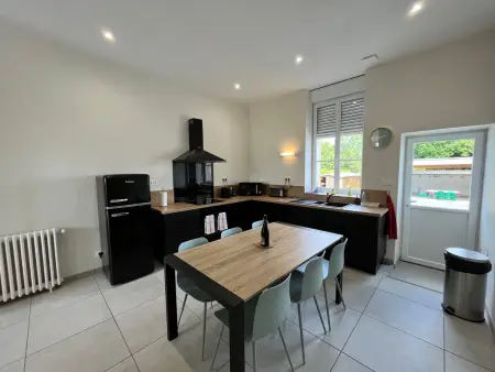 École rénovée avec terrasse, 3 chambres, draps, ménage et chauffage inclus - Photo 2