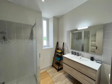 École rénovée avec terrasse, 3 chambres, draps, ménage et chauffage inclus - Photo 4