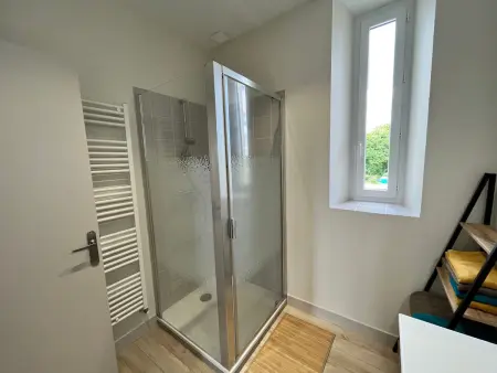 École rénovée avec terrasse, 3 chambres, draps, ménage et chauffage inclus - Photo 9