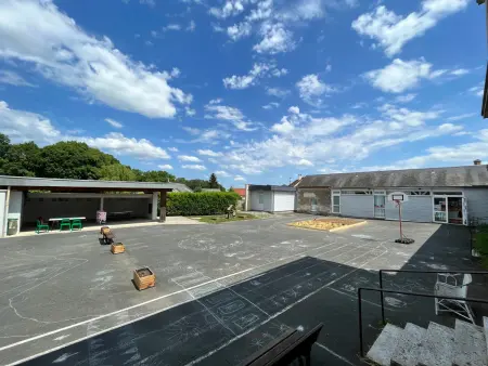 École rénovée avec terrasse, 3 chambres, draps, ménage et chauffage inclus - Photo 13