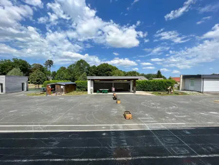 École rénovée avec terrasse, 3 chambres, draps, ménage et chauffage inclus - Photo 14