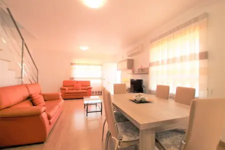 Pareado en San Pedro del Pinatar, Maison de vacances spacieuse à Región de Murcia avec balcon - Photo 2