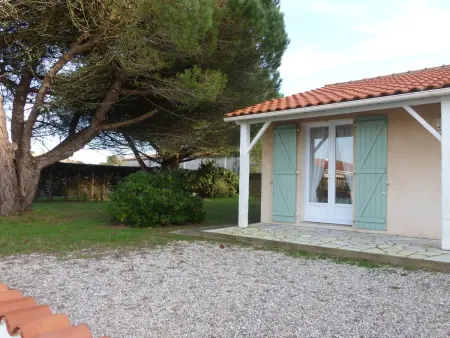 Maison à 2 km de la plage avec terrasse, jardin et garage à Brem-sur-Mer - Photo 3