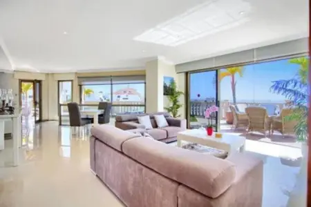 Home Holidays// Villa Home Holidays, Majestueuse maison de vacances avec piscine - Photo 1