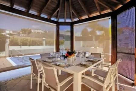 Home Holidays// Villa Home Holidays, Majestueuse maison de vacances avec piscine - Photo 2