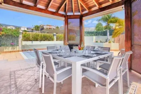 Home Holidays// Villa Home Holidays, Majestueuse maison de vacances avec piscine - Photo 5