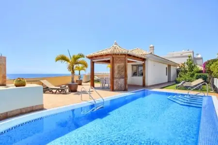 Home Holidays// Villa Home Holidays, Majestueuse maison de vacances avec piscine - Photo 13