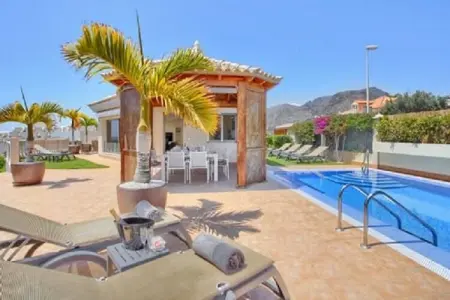 Home Holidays// Villa Home Holidays, Majestueuse maison de vacances avec piscine - Photo 14