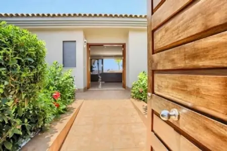 Home Holidays// Villa Home Holidays, Majestueuse maison de vacances avec piscine - Photo 15