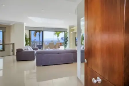 Home Holidays// Villa Home Holidays, Majestueuse maison de vacances avec piscine - Photo 18