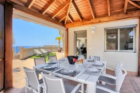 Home Holidays// Villa Home Holidays, Majestueuse maison de vacances avec piscine - Photo 21