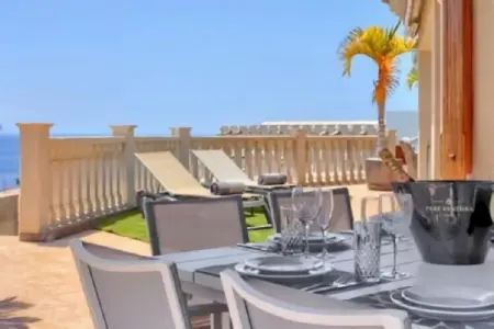 Home Holidays// Villa Home Holidays, Majestueuse maison de vacances avec piscine - Photo 34