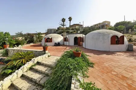 holiday home, Plemmirio-Villa Gloria, Maison Igloo Plemmirio avec Mer et Piscine - Photo 1