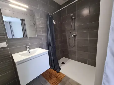 Maison tranquille avec jardin, proche Châteauroux, 4 ch., 3 sdb, terrasse, barbecue, parking - Photo 4
