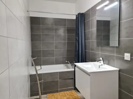 Maison calme avec jardin et terrasse, proche Châteauroux, 3 chambres, 3 salles de bain, parking inclus - Photo 22
