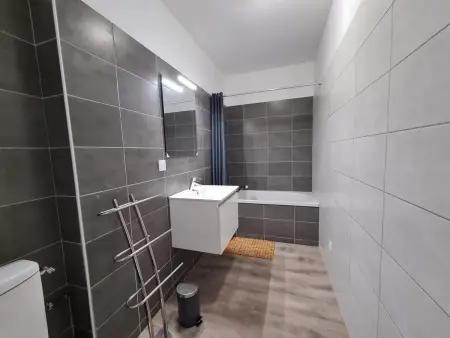 Maison calme avec jardin et terrasse, proche Châteauroux, 3 chambres, 3 salles de bain, parking inclus - Photo 27