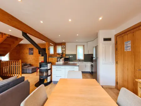 Chalet lumineux avec poêle à bois et WIFI gratuit - 6 à 8 personnes - Garage - Photo 2
