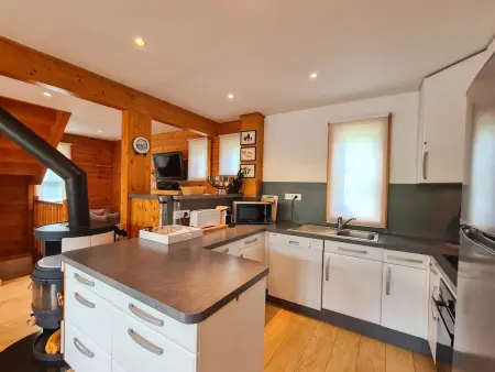 Chalet lumineux avec poêle à bois et WIFI gratuit - 6 à 8 personnes - Garage - Photo 3