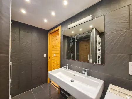 Chalet lumineux avec poêle à bois et WIFI gratuit - 6 à 8 personnes - Garage - Photo 7