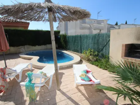 Maison proche de la mer avec piscine privée, clim en option, Wi-Fi gratuit, animaux acceptés, plage à chiens - Photo 1
