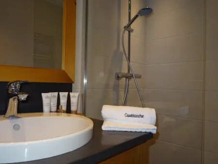 Chalet de luxe avec accès pistes, sauna et jacuzzi - Photo 7