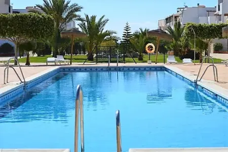 Natura World Duplex con patio privado 1d y 2b, Duplex dans le quartier Urb Naturista près de la plage et de la piscine - Photo 8
