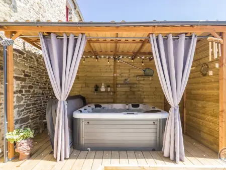 Maison de charme avec spa et jardin privé à Ardevon - Photo 6