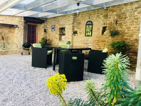 Charmante maison en pierre avec jardin et terrasse couverte - Photo 22