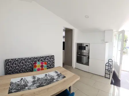 Charmante maison rénovée avec jardin commun, proche plage et commerces, idéale pour 2 personnes - Photo 3