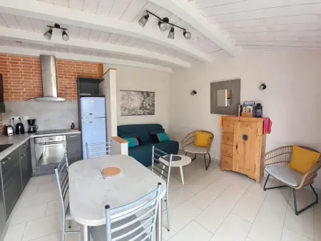 Maison rénovée avec jardin partagé de 2000m² à 1,3 km de la plage Clemenceau, idéale pour 4 personnes - Photo 2