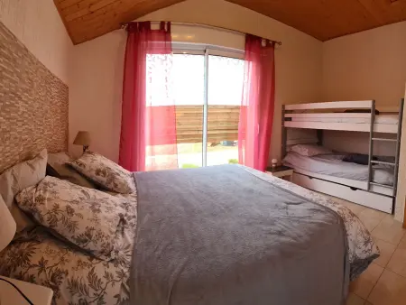Maison rénovée avec jardin partagé de 2000m² à 1,3 km de la plage Clemenceau, idéale pour 4 personnes - Photo 5