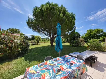 Maison rénovée avec jardin partagé de 2000m² à 1,3 km de la plage Clemenceau, idéale pour 4 personnes - Photo 8