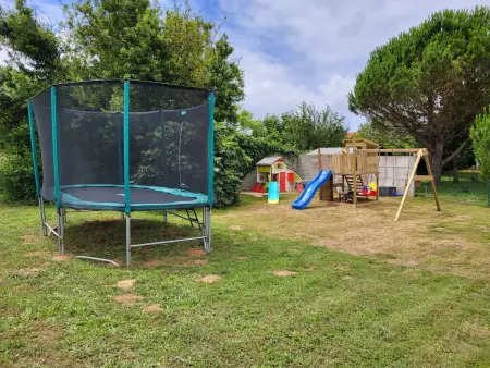 Maison rénovée avec jardin partagé de 2000m² à 1,3 km de la plage Clemenceau, idéale pour 4 personnes - Photo 11