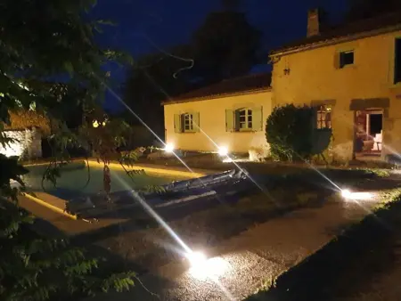 Gîte rénové à Charroux avec piscine et terrasse privative - Photo 24