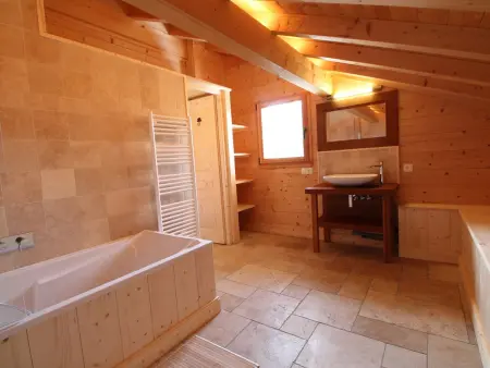 Chalet cosy 12 pers. à 1km des pistes, 5 ch., WiFi, cheminée, abri voiture - Photo 5