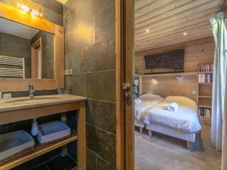 Chalet chaleureux avec cheminée et jacuzzi à Méribel - Photo 8