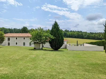 Maison spacieuse en pleine nature avec piscine, équipements de loisirs et randonnées à proximité - Photo 1
