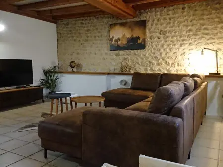 Maison spacieuse en pleine nature avec piscine, équipements de loisirs et randonnées à proximité - Photo 3