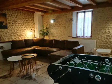 Maison spacieuse en pleine nature avec piscine, équipements de loisirs et randonnées à proximité - Photo 17